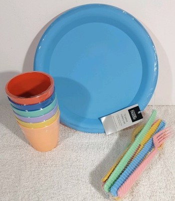 Wiederverwendbares Kunststoff Picknick Party BBQ Set 4x Platten, 4x Messer/Gabeln/Löffel, 6x Becher 