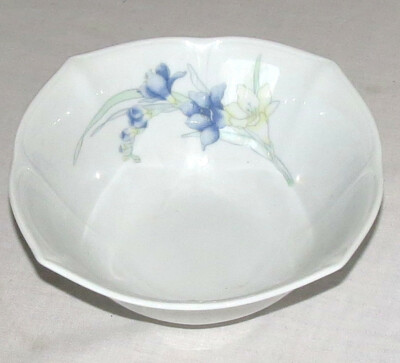 Scherzer Bavaria Germany 7.1 inch diameter Bow with blue Flowers