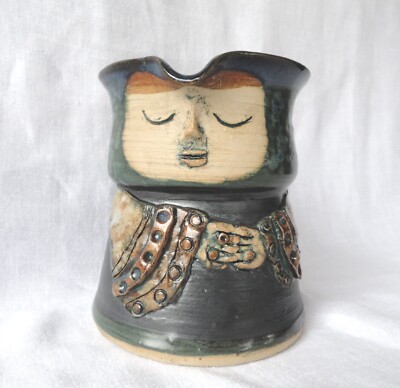 Schöne handgefertigte Studiokeramik Kanne mit Gesicht & Händen modern Toby 14 cm hoch 