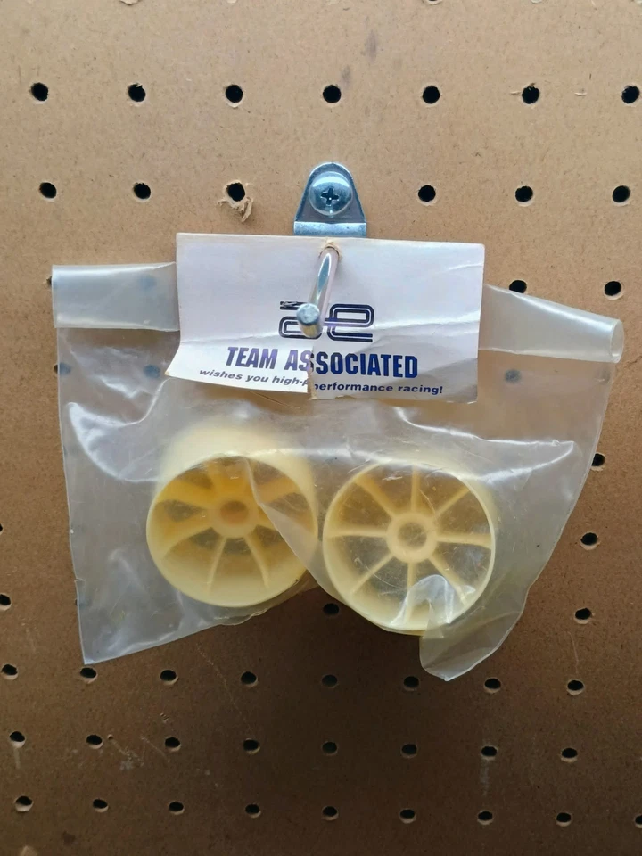 Team Associated Vintage Front Wheels 8125 1/10 - Image 2 of 2