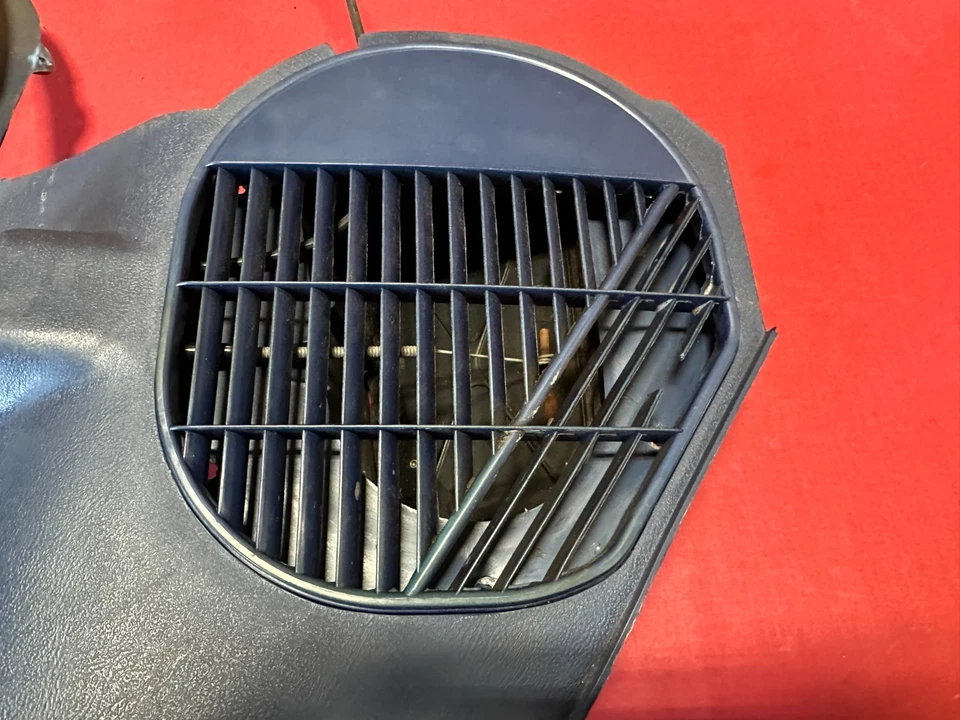 1969-1970 CHEVROLET IMPALA LH ДРАЙВЕРЫ KICKPANEL ВЕНТИЛЯЦИОННЫЙ СИНИЙ GM 8713152 69-70 - Изображение 2 из 4