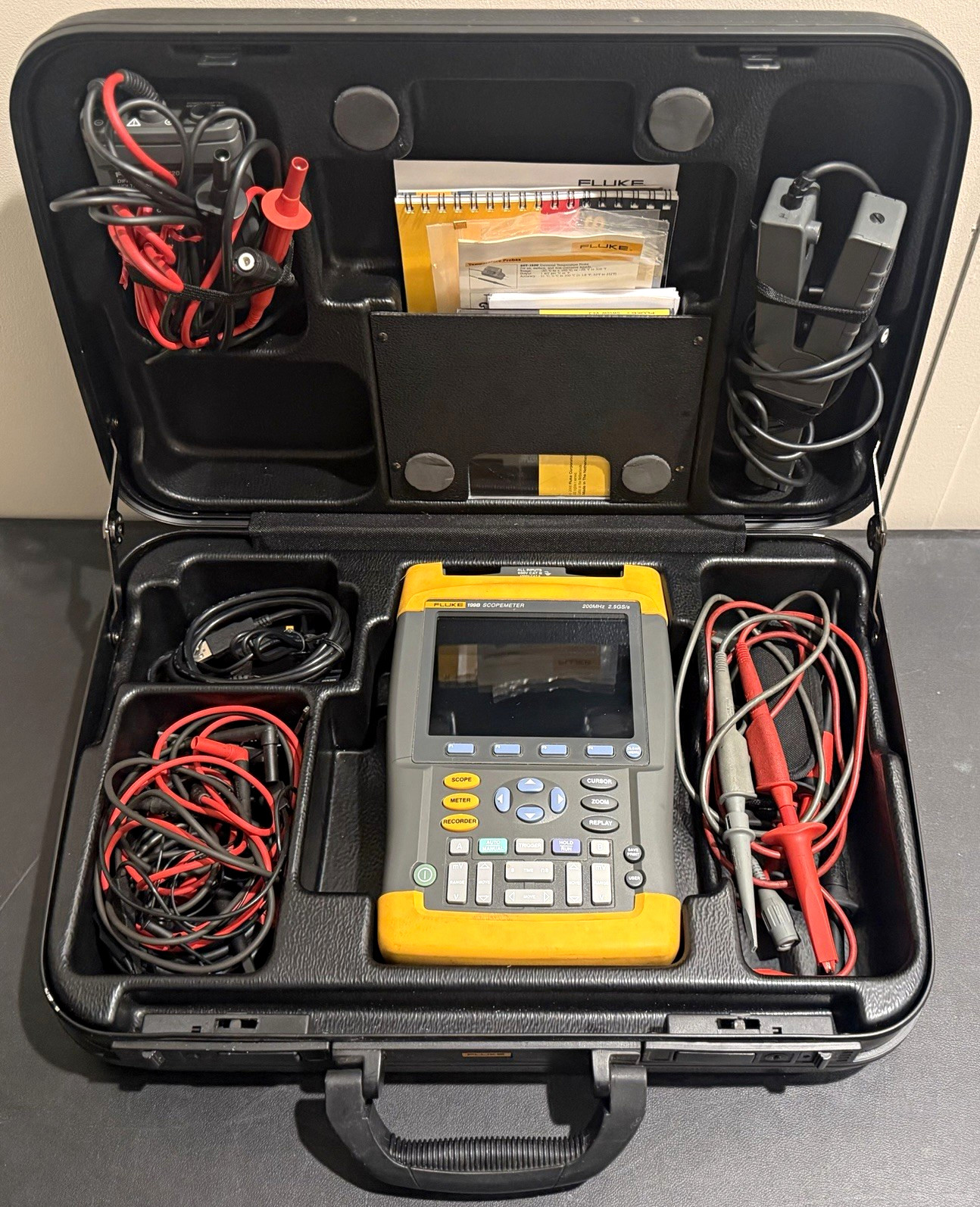 Fluke 199B ScopeMeter 200MHz 2-Ch 2.5GSa/s Handheld Digital Oscilloscope Kit