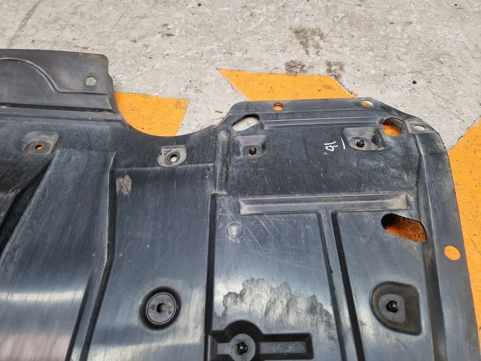 Mitsubishi Outlander 2.0 D 2008 protector contra salpicaduras delantero inferior MN154384 Foto 4 de 4