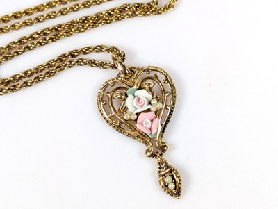 Vtg Victorian Revival Gold Tone Faux Pearl Ceramic Roses Heart Pendant Necklace