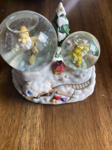DISNEY ENESCO DOUBLE SNOW GLOBES MUSIC BOX SNOW WHITE SEVEN DWARFS  GREENSLEEVES - Picture 1 of 3