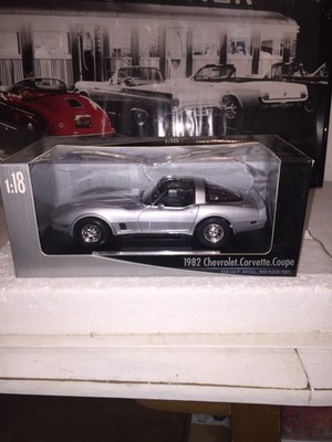 Welly　1982 Chevrolet Corvette Coupe　模型 s-l400.jpg
