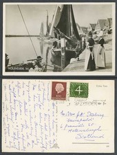 Niederlande 1960 alte AK VOLENDAM Hafen Boote 2 Holländer Männer Holland Clogs