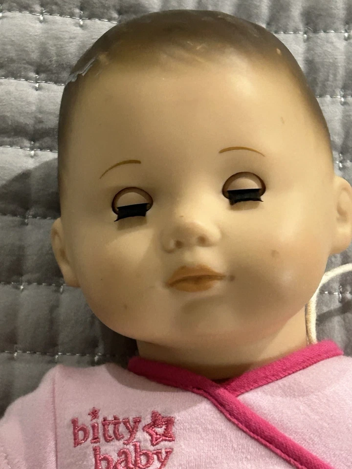 Muñeca Bitty Baby American Girl cabello castaño abre y cierra los ojos Foto 3 de 4