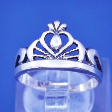 Size 5.5, vtg sterling silver claddagh ring, holding heart 925 filigree band