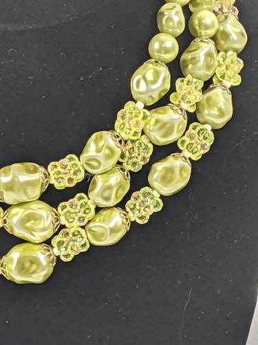 Collana triplo filo crema pistacchio perle finte accenti tono oro - Foto 4 di 7