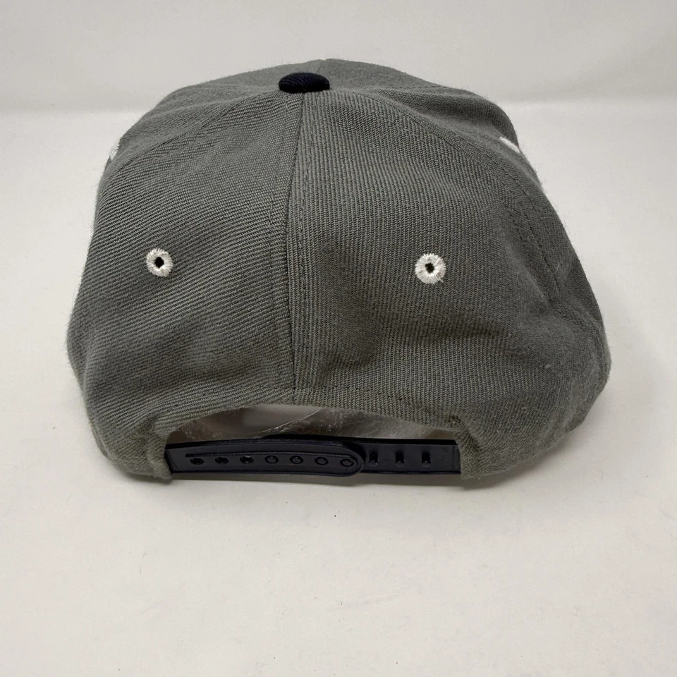 Gorra Connecticut Huskies Snap Back Para Hombre Gris Azul Marino NCAA Baloncesto Script Foto 3 de 4