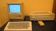 Computer desktop vintage Apple Macintosh Plus - M0001A si accende con stampante