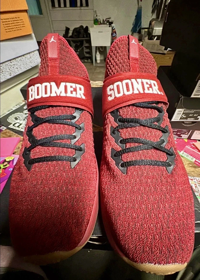 15m NUEVO EN CAJA JORDAN TRAINER 3 OKLAHOMA SOONERS TEAM CARMESÍ TALLA 15 Foto 4 de 4