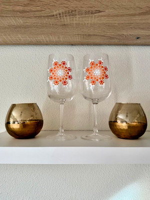 Juego de 2 Copas de vino pintadas a mano con diseños de mandalas. 68cl c/u.
