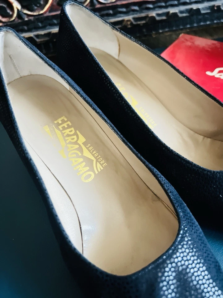 VINTAGE Salvatore Ferragamo Tacones Damas Gamuza - Talla 9 Mil millones Azul Guijarro Foto 4 de 4