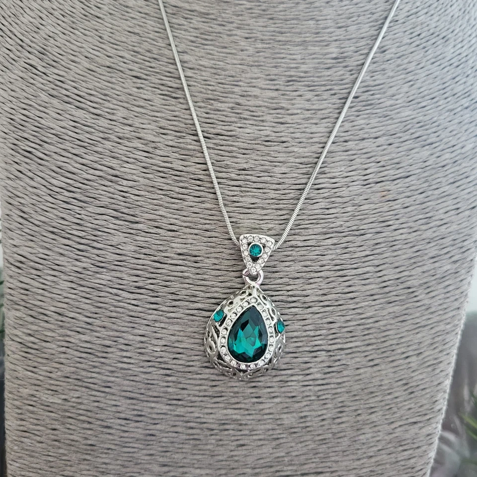 Collar Colgante Imitación Esmeralda Brillante Estrás Tono Plata Cadena Serpiente Foto 2 de 4