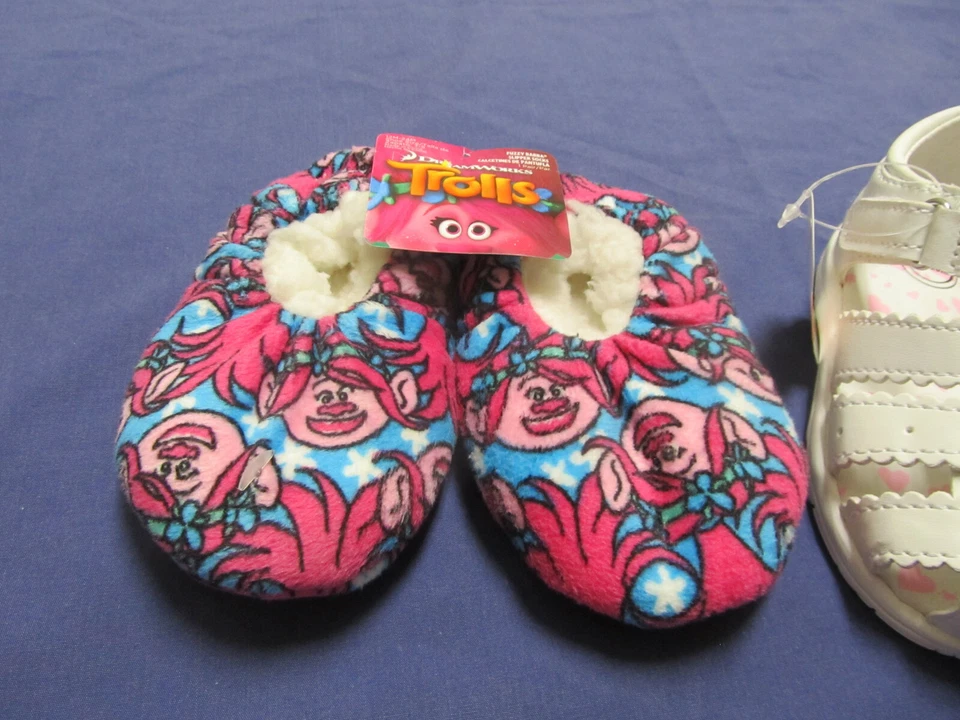 Lote de sapatos infantis femininos sandália branca 5 glitter rosa 6 chinelos trolls 12-24m novo com etiquetas - Imagem 2 de 4