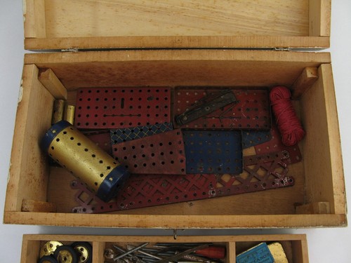 Coffret en bois contenant des méccanos anciens - Photo 4/9