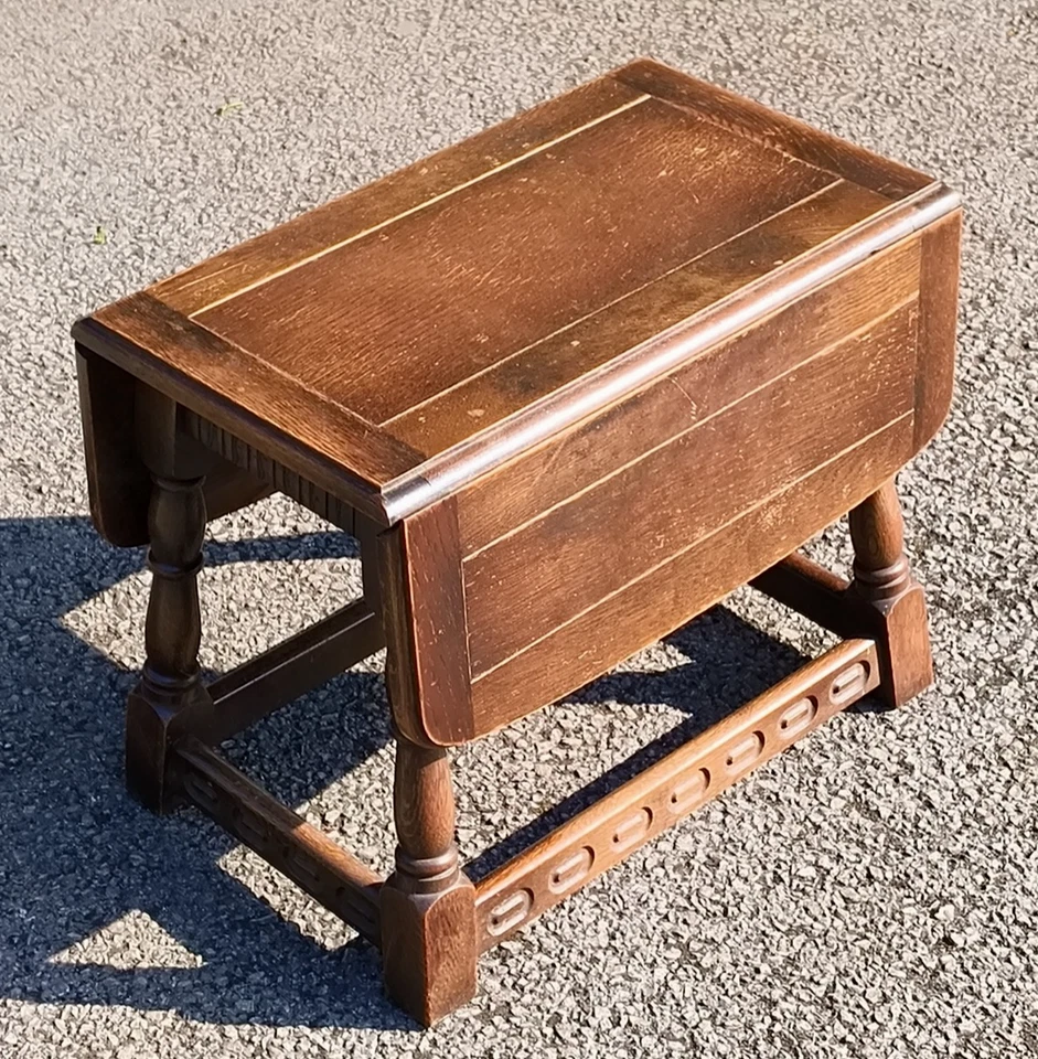 Mesa auxiliar vintage de hojas de roble con reproducción de muebles Jaycee años 50 Foto 2 de 4