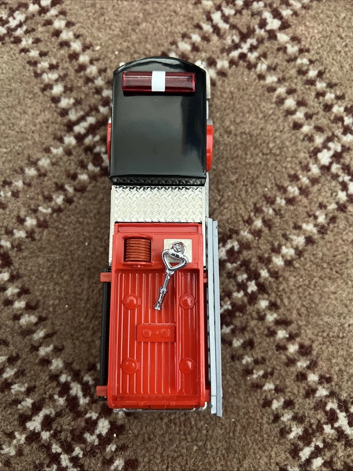 Corgi 1:43 Scale Diecast American La France Chicago Fire Department Truck 97322 - Image 2 of 4