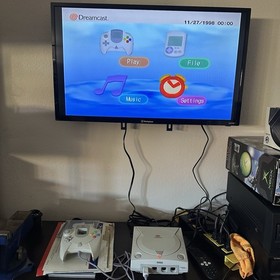 Sega Dreamcast Console Bundle w/ 4 Controllers, 4 VMU&rsquo;s,2 Controller Ext WORKING
