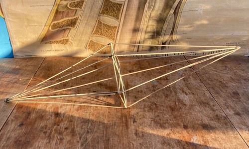 Vintage 50er Jahre geometrische Kristallform aus sechseckigen Pyramiden Metallstäben