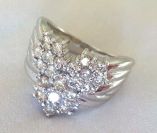 Anillo de diamantes con triple racimo floral de platino macizo - 8,32 gms, talla 6,25, 1,0 ctw