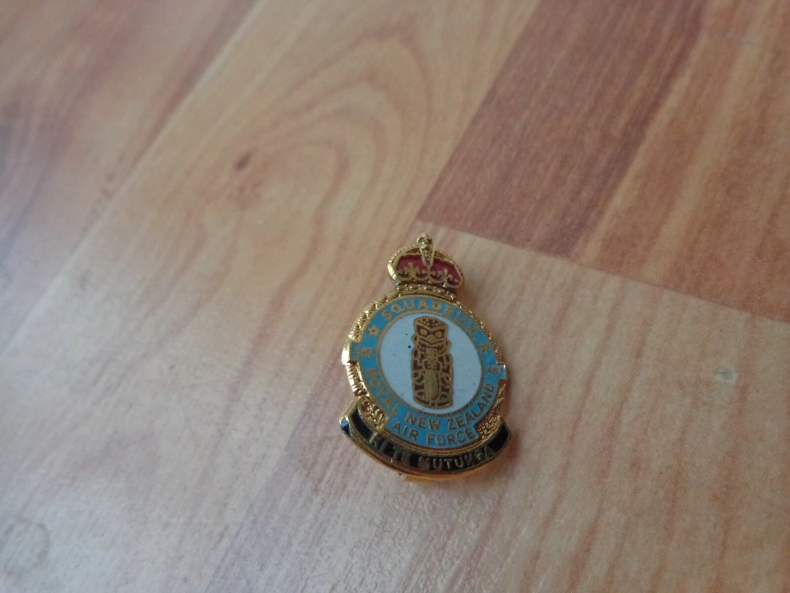RAF ROYAL AIR FORCE MUSEUM NO.487 SQUADRON GOLD PLATED ENAMEL PIN BADGE