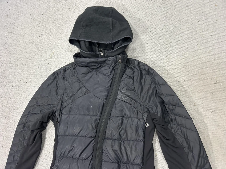 Chaqueta con Capucha Acolchada Aislada Lululemon Negra Para Mujer Pequeña Plumón Asimétrica Foto 2 de 4