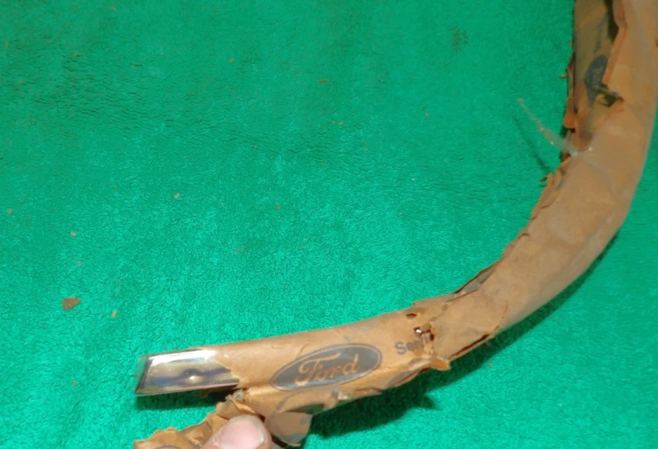 1969 Ford Galaxie 500 Fstbk Преобразователь НОВЫЙ ИЗ СТАРЫХ ЗАПАСОВ МОЛДИНГ ДЛЯ ОТКРЫТИЯ ЗАДНИХ ЧЕТВЕРТЕЙ КОЛЕС ПОД ПРАВУЮ РУКУ - Изображение 3 из 4