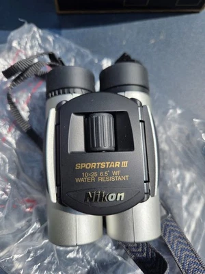 PAIRE DE JUMELLES NIKON SPORTSTAR III 10X25 DCF SILVER ETAT NEUVES ORIGINAL BOX - Photo 1/4