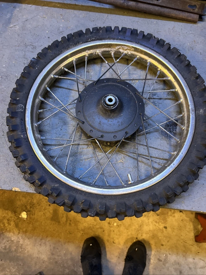 B. Suzuki DS80 2000, 00 SUZUKI DS 80cc - pieza usada - montaje de rueda delantera Foto 4 de 4