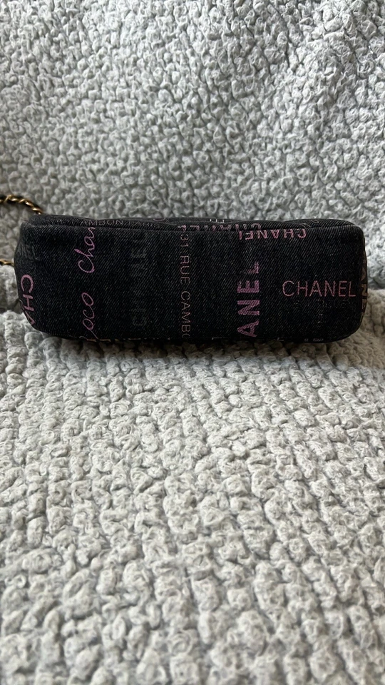 Bolsa Chanel denim humor aba logotipo estampada acolchoada denim - Imagem 3 de 4