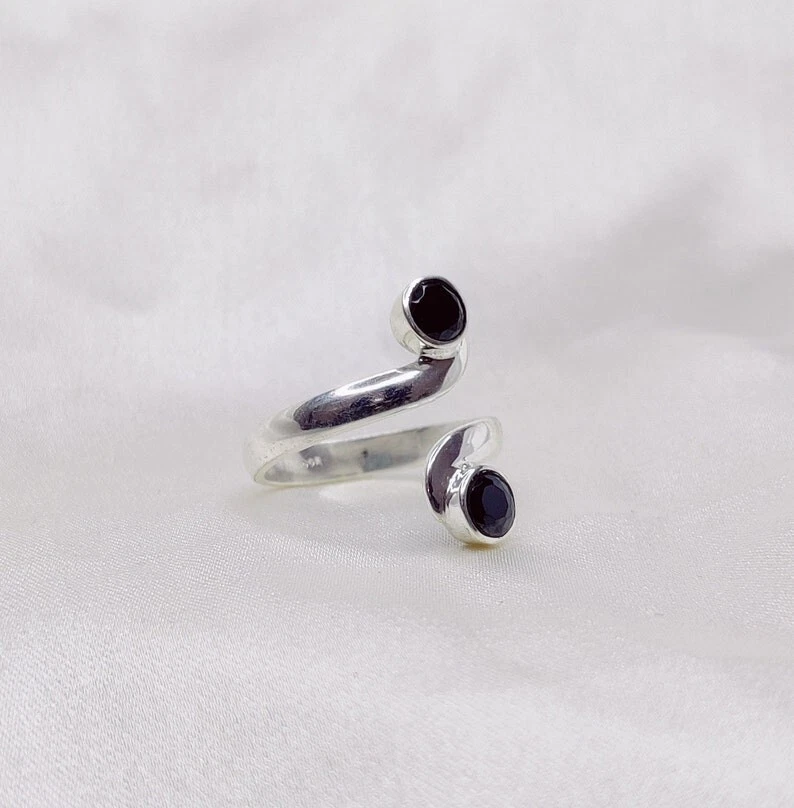 Anillo ajustable de plata de ley de ónix negro, anillo envolvente abierto minimalista para mujer Foto 3 de 4