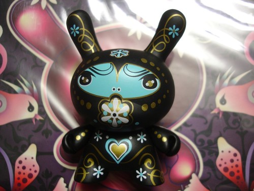 Juguete de vinilo Kidrobot X Catalina Estrada Fatale Dunny Black Chase 1 2 3 4 5 Munny - Imagen 3 de 6