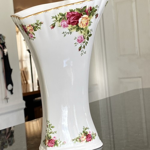 Gorgeous!Royal Albert OLD COUNTRY ROSES Vase 9.5” 22K Gold Hand Painted Trim - Picture 11 of 12