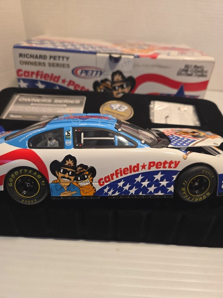 Richard Petty #43 Garfield 2002 Dodge 1/24 Diecast Grinnin' & Winnin' 1/3120 - Imagem 3 de 4