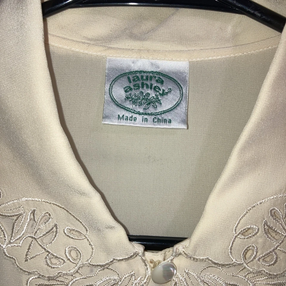 Laura Ashley 复古 100% 真丝米色长袖衬衫孔眼蕾丝细节 8 码 — 第 2/4 张图片