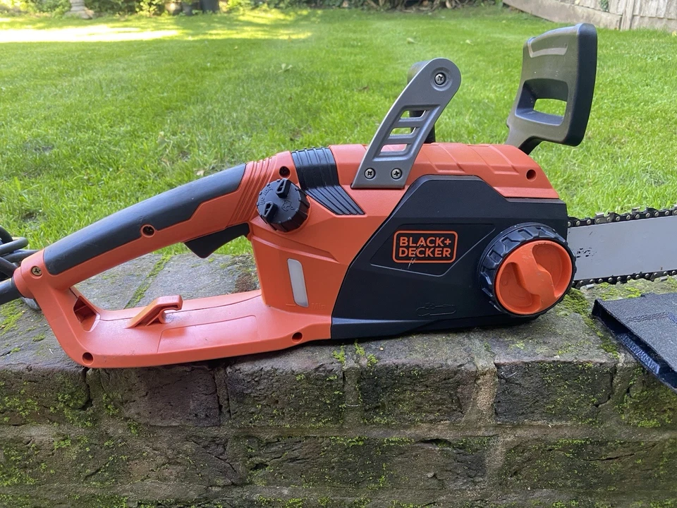 BLACK+DECKER 2200W 45cm Cutting Bar 5.5 kg Corded Electric Chainsaw - Image 2 of 4