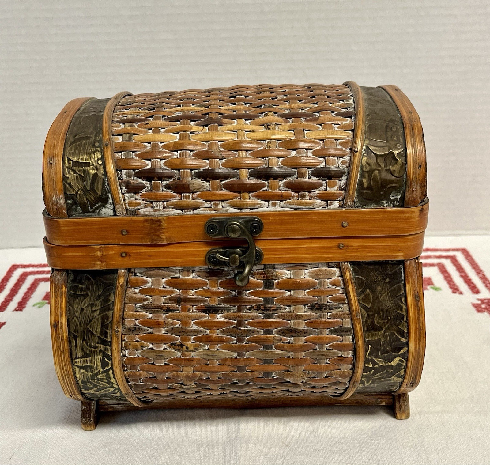 Vintage Woven Rattan Wicker Wood Box Metal Accents Hinged Lid Treasure Chest, vintage trinket box