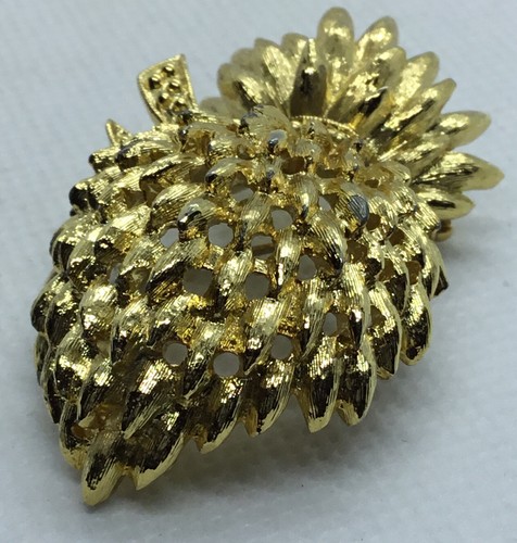 Vintage Designer Monet Strawberry Scottish Thistle? Pin Brooch Goldtone Metal - Picture 10 of 10