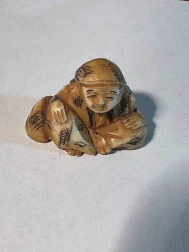 DETAILED JAPANESE CARVED FIGURINE, BUTTON OR BUCKLE? - OLD MAN SITTING