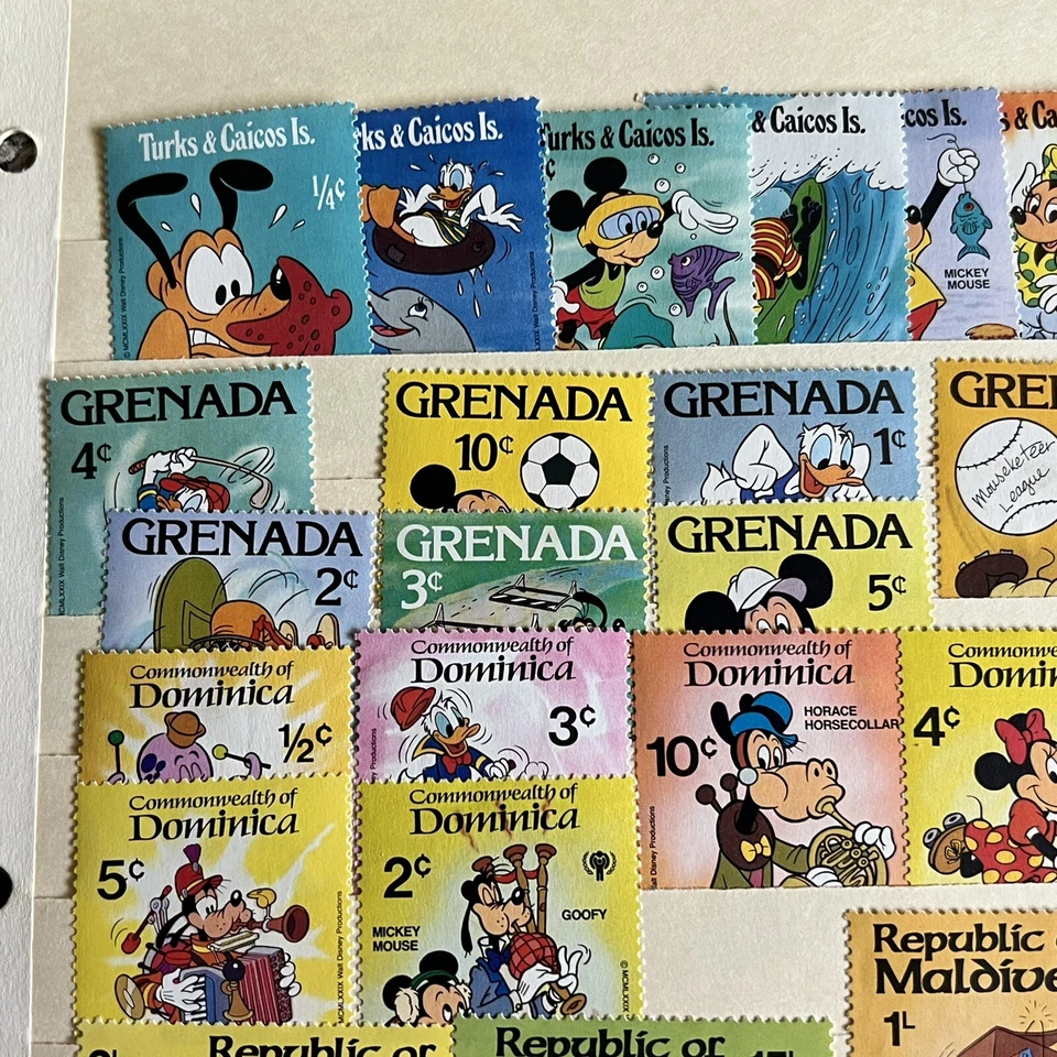 ENORME LOTE DE SELLOS DE PERSONAJES DE DISNEY OMNIBUS COMO NUEVOS EN PÁGINA DE STOCK MICKEY MOUSE Foto 2 de 4