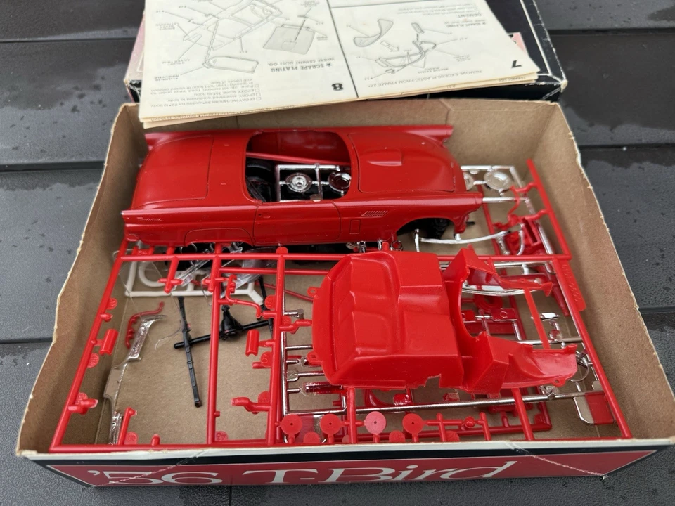 Kit modelo Ford Thunderbird 1:24 monograma 56 - pieza construida Foto 4 de 4