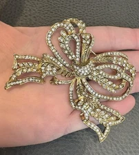 MASSIVE 90’s GOLD TONE RHINESTONE LARGE HUGE BOW BROOCH 3” VICTORIAN REVIVAL