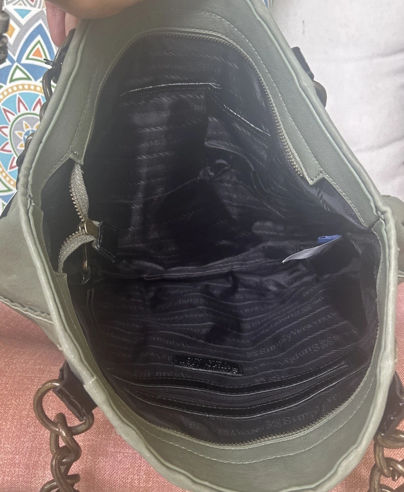 Bolso de Mano Simply Vera By Vera Wang Champiñón Verde Oliva con Borde de Patente Negro con Etiquetas Foto 3 de 4