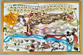 Lot BIJOUX Fantaisie COLLIERS Pendentifs Bracelets Bagues Broche Medailles M35