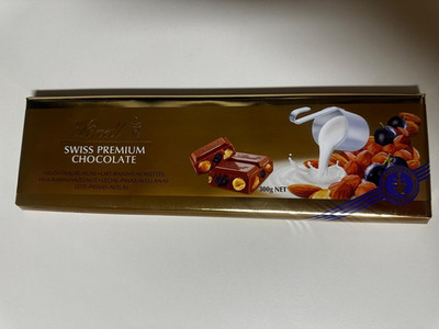 Lindt Swiss Premium Chocolate Milch   Traube & Nuss 300 g