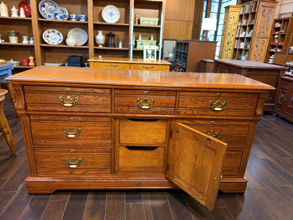 Juego de tocador y mesitas de noche de roble macizo Lexington Recollections - Hecho en EE. UU. Foto 2 de 4