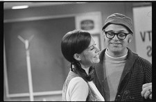 Photo:Mary Tyler Moore 1970s Film Set Portrait Man in Glasses